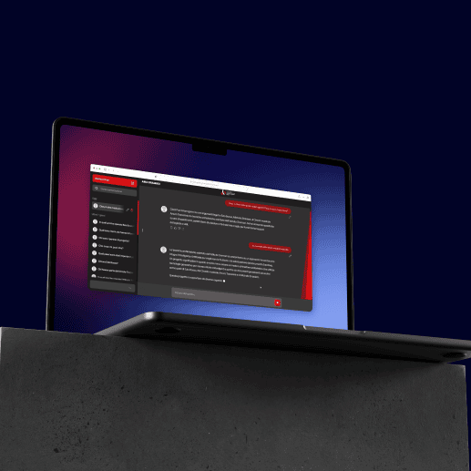 Un computer portatile che mostra l'interfaccia AI di AMA Gramsci su una piattaforma concreta.