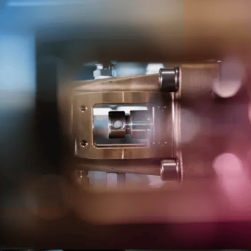 Visualisation numérique futuriste de la technologie blockchain, avec des structures géométriques transparentes éclairées par des circuits lumineux rouges et orange.